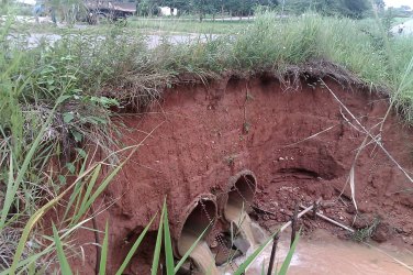 Cratera ameaça “engolir” trecho de Avenida 