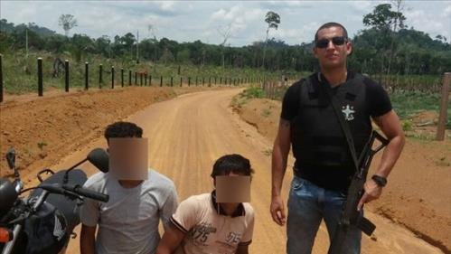 PM prende dupla com arma e moto furtada 