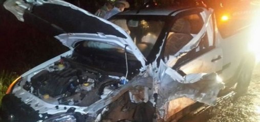 Carro e caminhão colidem após pneu estourar na RO-479