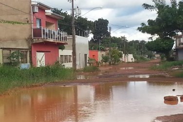 Júnior Siqueira fiscaliza serviços e pede solução para alagação