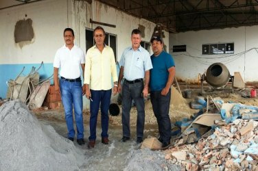 Deputado Edson Martins visita obra de hospital 