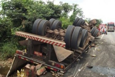 Carreta bi-trem tomba após ser fechada em curva na BR-364