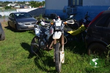 Moradores acionam polícia e moto roubada é recuperada