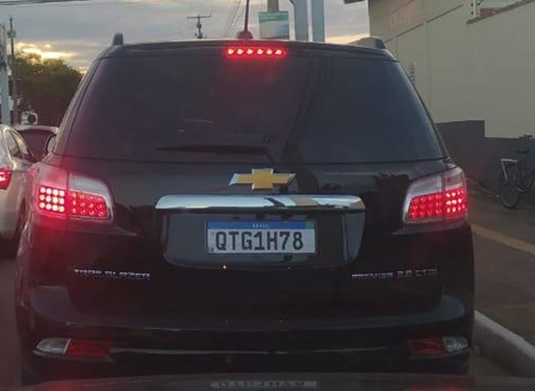 IRRESPONSÁVEL: Segurança de Marcos Rocha em carro ‘oficial’ apronta na porta de escola