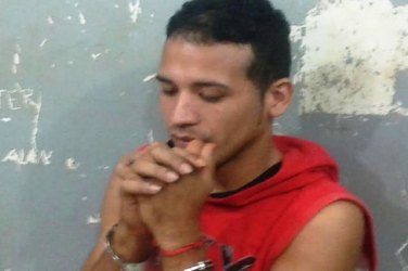 FLAGRANTE - Polícia prende homem com drogas, celulares e arma em via pública