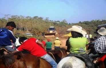 PROTESTO - Chacareiros bloqueiam Estrada 13 de Setembro por tempo indeterminado - Fotos e vídeo
