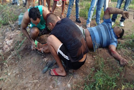 Motorista cai com carro dentro de córrego e fica gravemente ferido 