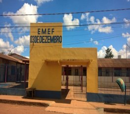 Em protesto, pais fecham escola em União Bandeirantes