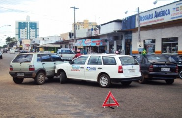 CENA DA CIDADE - Acidente envolvendo carro oficial deixa trânsito parcialmente congestionado no Centro Cidade