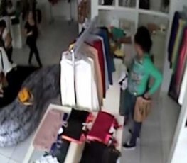 Apanhada furtando roupa em loja, mulher sai correndo, mas câmeras registram crime 