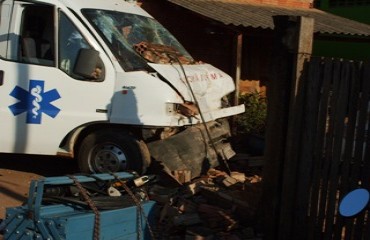 Ambulância é arremessada para dentro de comércio após ser atingida em cruzamento na zona Norte - Fotos