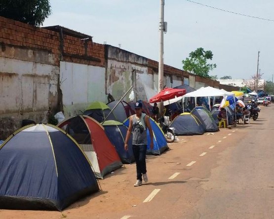 MINHA CASA MINHA VIDA - Famílias acampam no Centro para se cadastrarem 