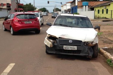 Acidente no centro resulta em danos materiais