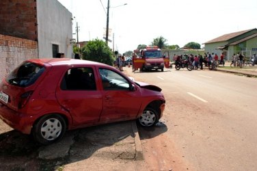 Motorista imprudente avança cruzamento e atropela casal
