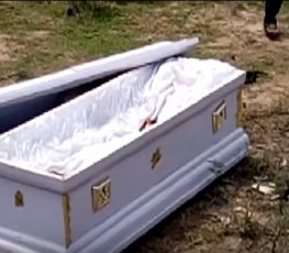 Por falta de pagamento, agentes funerários invadem enterro e 'sequestram' morto