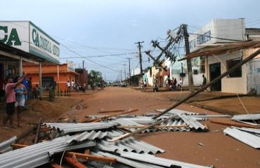 Vendaval arranca telhado e derruba postes de alta tensão na zona sul da capital