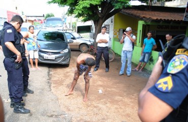 FLAGRANTE - Ladrão tenta assaltar mulher no centro da cidade e acaba preso por populares 