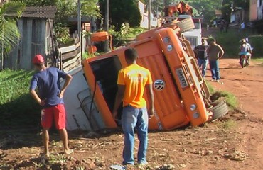 Caminhão de lixo da Marquise vira em córrego de bairro no centro de Porto Velho – Confira fotos