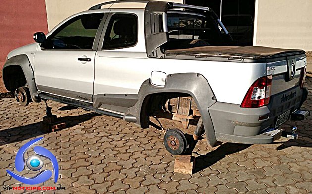 Homem tem as quatro rodas do veículo furtadas em frente de sua residência