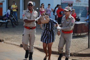 Mulher se desespera após bater e deixar motociclista ferido