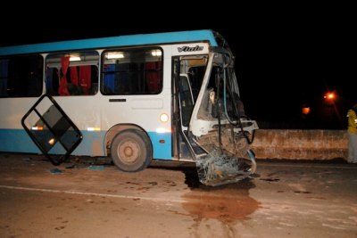 Ônibus com operários perde freio e bate em traseira de automóvel na BR 364
