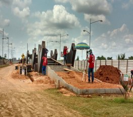 Mesmo com chuva, a montagem da passarela do Novo Espaço Alternativo é avançada 