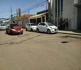 Caminhão derruba poste e causa grave colisão com dois carros