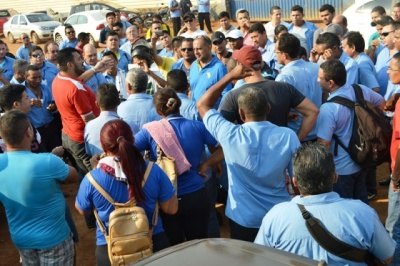 Cobrando salários atrasados trabalhadores do transporte público fecham garagem