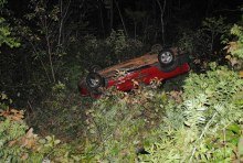 Picape com três passageiros sai da pista e capota no km 52 da BR 364