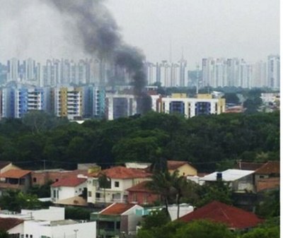 Cinco pessoas morrem e um sobrevive a queda de avião em Manaus - VÍDEO