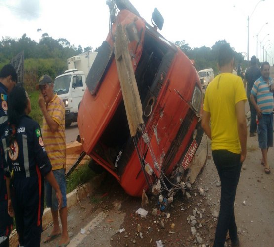 DESCONTROLADO – Caminhão bate violentamente em poste na BR-364