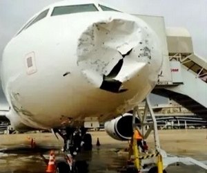 Chuva de granizo amassa avião, e piloto faz pouso forçado no Rio