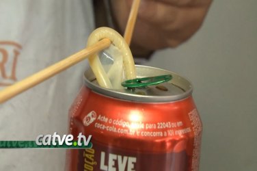 Cabeleireiro encontra camisinha em lata de refrigerante