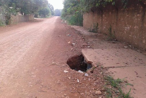 Leitor denuncia péssimo serviço em obra de esgoto sanitário na zona leste