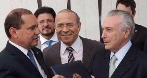 Michel Temer é notificado e assume Presidência