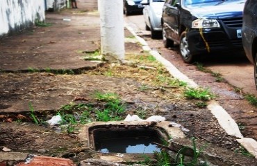 CENA DA CIDADE – Esgoto a céu aberto causa desconforto a comerciantes e transeuntes no centro da capital