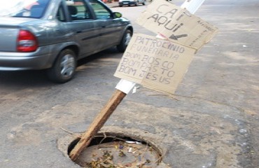 FEDEU - Mesmo com cartazes de alerta buraco no centro da capital oferece perigo a veículos – Confira fotos