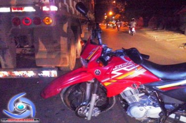 JI-PARANÁ – Motociclista bate em carreta estacionada e fica ferido