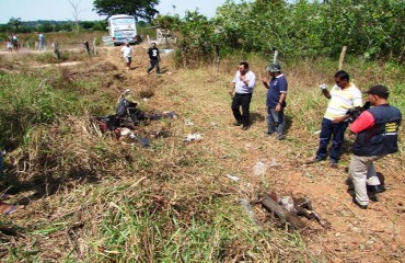 Casal morre depois de bater de frente com ônibus na BR 364 -Imagens Fortes