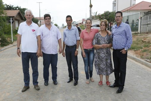 Maurão de Carvalho vistoria bloquetamento de ruas em Ji-Paraná