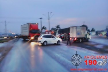 Mulher fica presa a ferragens de veículo após colisão com caminhão
