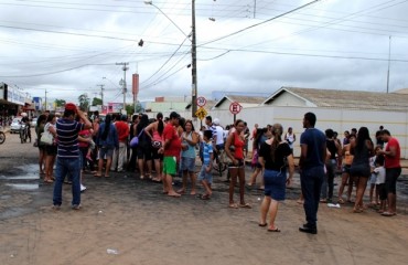 Grupo de pais de alunos fecha rua em protesto a suspensão de chamada escolar