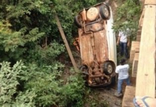 Duas pessoas morrem após veículo despencar de ponte