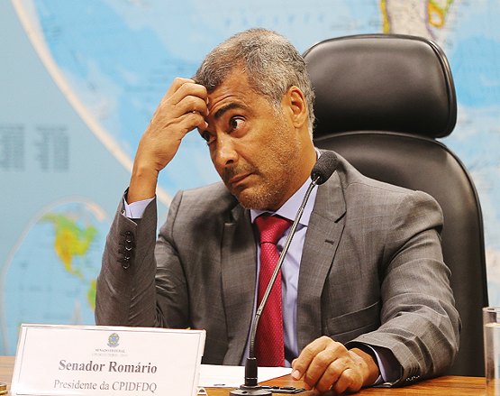 Romário renuncia à comissão do impeachment