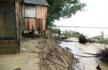 BANZEIRO – Com a casa prestes a desmoronar ribeirinha é expulsa pela força da água - Vídeo e Fotos