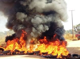 PROTESTO - Comunidade bloqueia estrada na zona Leste da capital