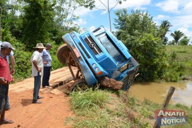 Ponte não suporta e caminhão boiadeiro cai em córrego na Linha C62