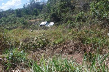 Pedreiro escapa da morte após capotar veículo