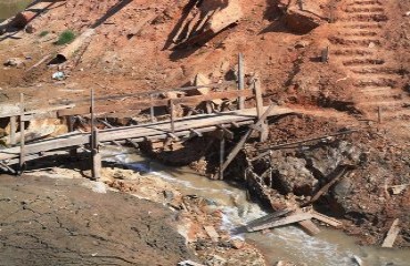 Moradores do bairro Triângulo constroem ponte improvisada para resolver problema de acesso em buraco gigante - FOTOS