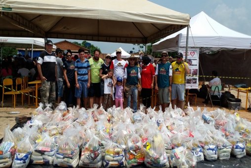 Jeep Clube doa cestas básica para famílias carentes